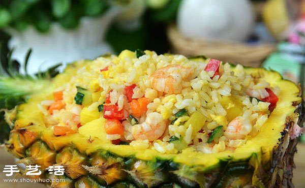 時(shí)令水果創(chuàng)意DIY 爽口菠蘿炒飯的做法 -  rpnrmr.com