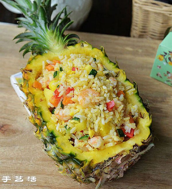 時(shí)令水果創(chuàng)意DIY 爽口菠蘿炒飯的做法 -  rpnrmr.com