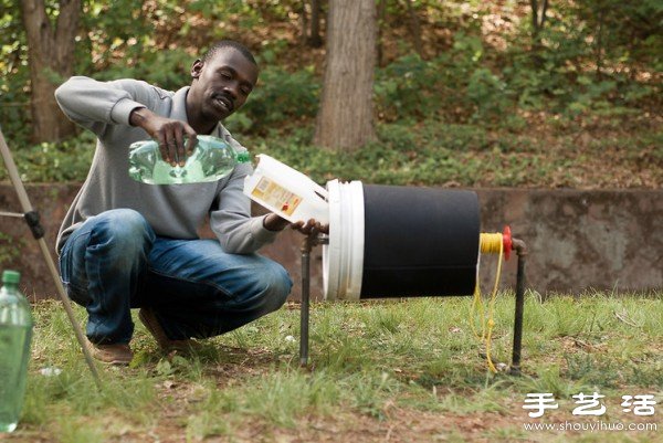 塑料桶+自來水管 DIY制作簡易環(huán)保洗衣機(jī) -  rpnrmr.com