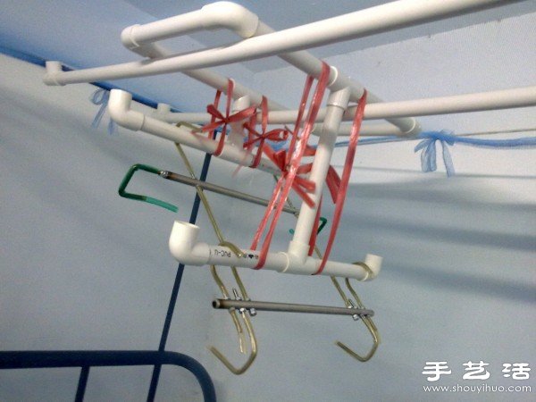 PVC管+金屬棒 DIY寢室躺著看片筆記本架 -  rpnrmr.com