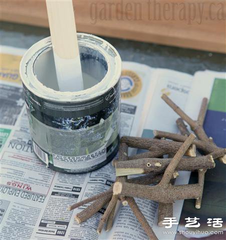樹枝+木板 手工制作環(huán)保掛衣架 -  rpnrmr.com