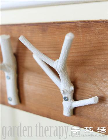 樹枝+木板 手工制作環(huán)保掛衣架 -  rpnrmr.com
