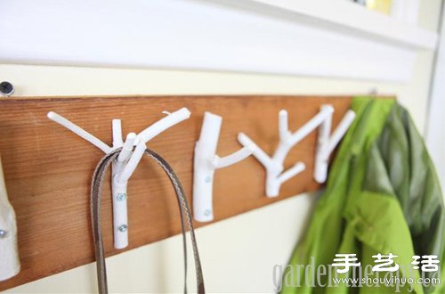 樹枝+木板 手工制作環(huán)保掛衣架 -  rpnrmr.com