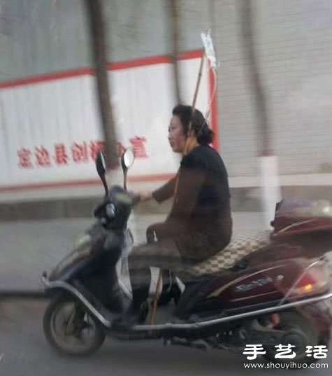 女漢子展示邊輸液邊騎電動車的絕技 -  rpnrmr.com