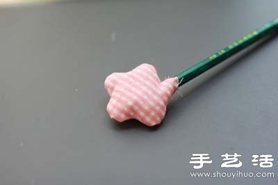 不織布教程：布藝小花改造抱枕的方法 -  rpnrmr.com