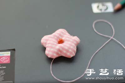 不織布教程：布藝小花改造抱枕的方法 -  rpnrmr.com