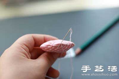 不織布教程：布藝小花改造抱枕的方法 -  rpnrmr.com