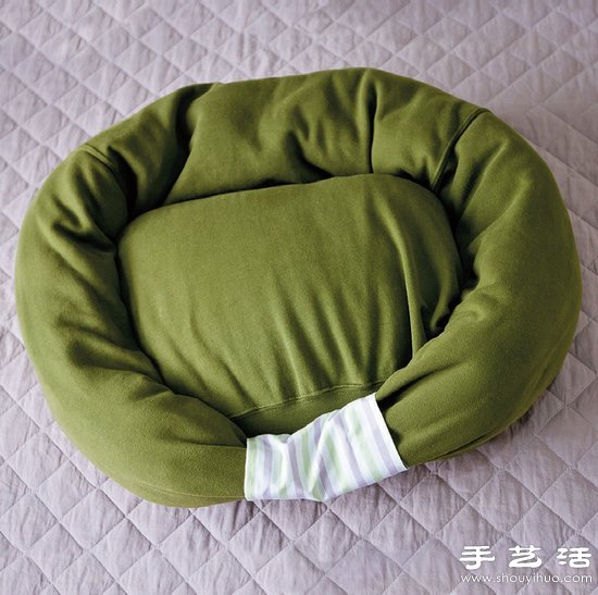長袖T恤+靠枕/抱枕 廢物利用手工制作狗窩 -  rpnrmr.com
