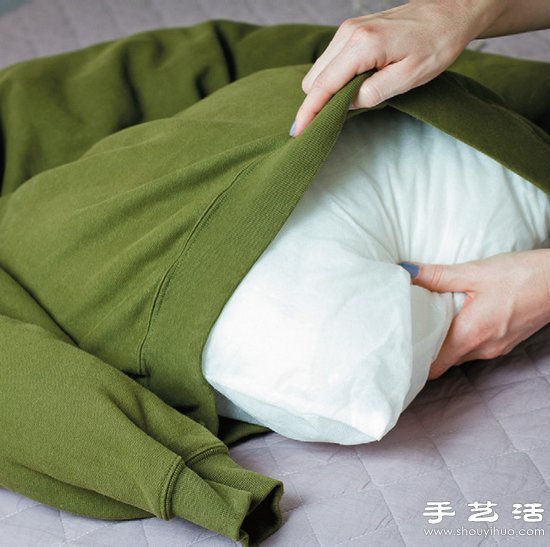長袖T恤+靠枕/抱枕 廢物利用手工制作狗窩 -  rpnrmr.com