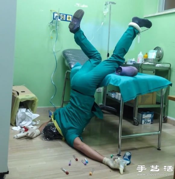 攝影師拍攝創(chuàng)意摔跤照片 暗喻人類本末倒置 -  rpnrmr.com