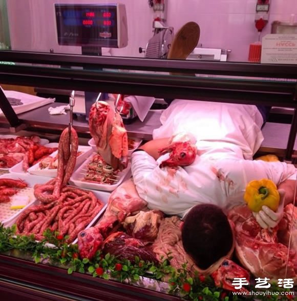攝影師拍攝創(chuàng)意摔跤照片 暗喻人類本末倒置 -  rpnrmr.com