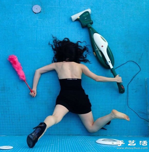 攝影師拍攝創(chuàng)意摔跤照片 暗喻人類本末倒置 -  rpnrmr.com