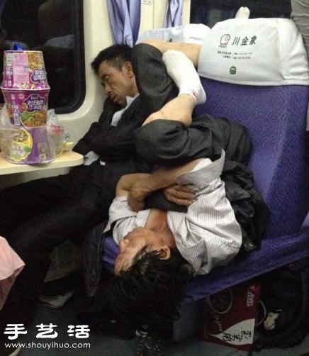 火車(chē)上這么睡太遭人恨了。。。 -  rpnrmr.com