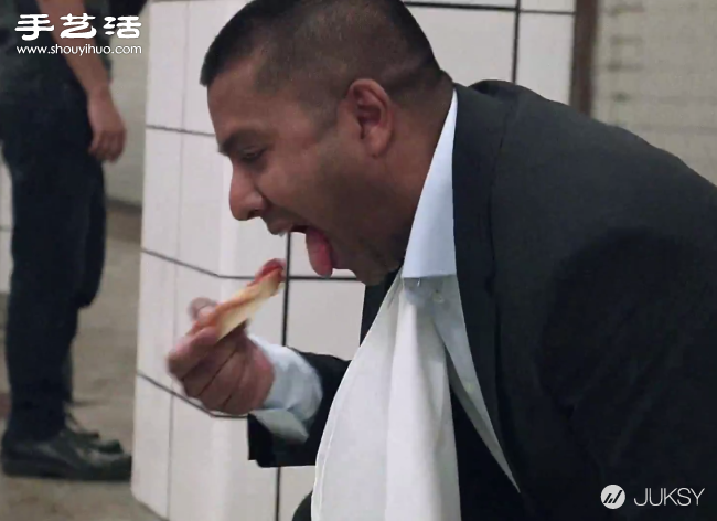 太餓？國外一男子直接吃地鐵站地上的食物 -  rpnrmr.com