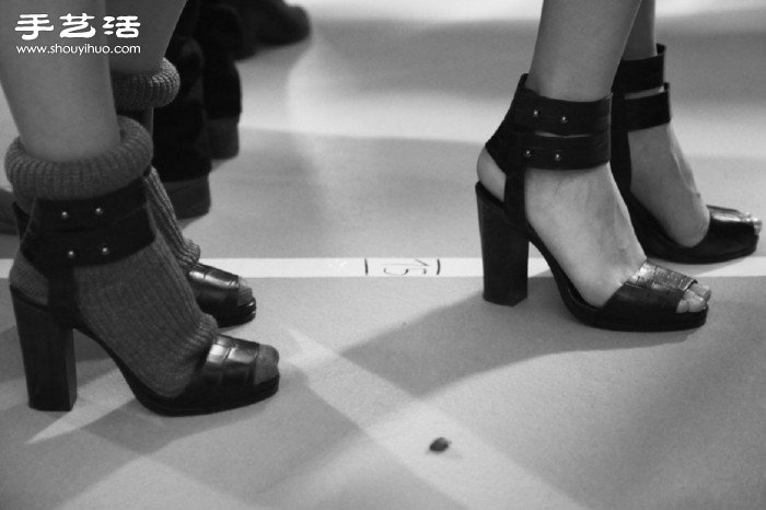 女生秋冬季節(jié)也能穿涼鞋的造型技巧 -  rpnrmr.com