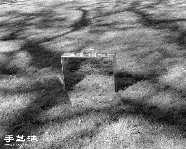 葡萄亞裔攝影師作品:男人與他的城市行李箱 -  rpnrmr.com