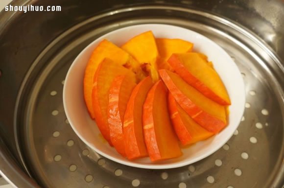 寶寶營養(yǎng)食譜：自制南瓜胡蘿卜米糊的做法 -  rpnrmr.com