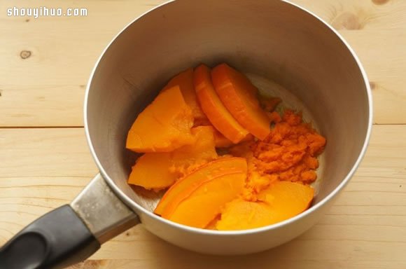 寶寶營養(yǎng)食譜：自制南瓜胡蘿卜米糊的做法 -  rpnrmr.com