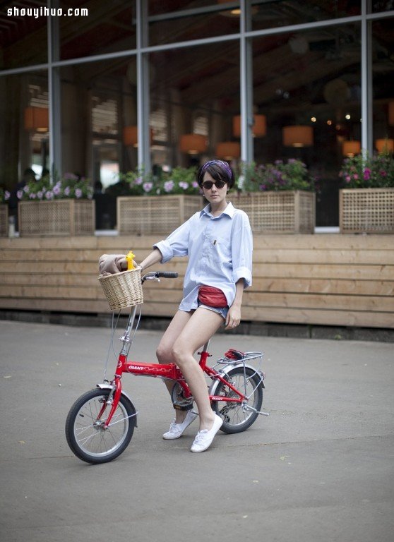 莫斯科優(yōu)雅徜徉都市區(qū)間的時(shí)髦單車女孩 -  rpnrmr.com