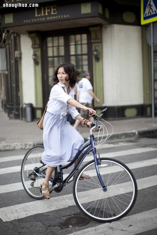 莫斯科優(yōu)雅徜徉都市區(qū)間的時(shí)髦單車女孩 -  rpnrmr.com