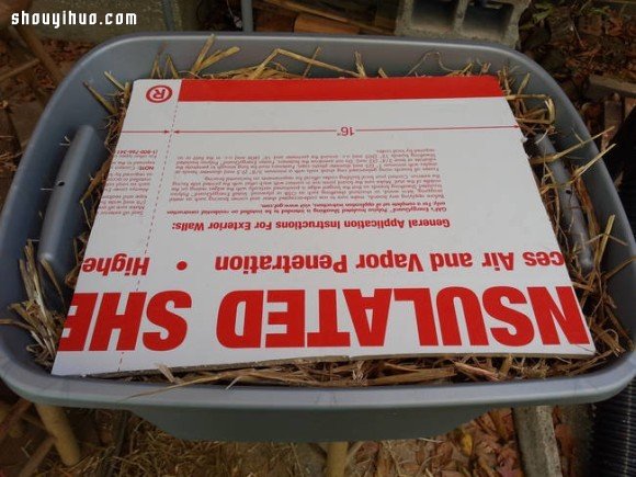 利用塑膠箱自制溫暖貓窩 流浪貓不怕寒流咯 -  rpnrmr.com