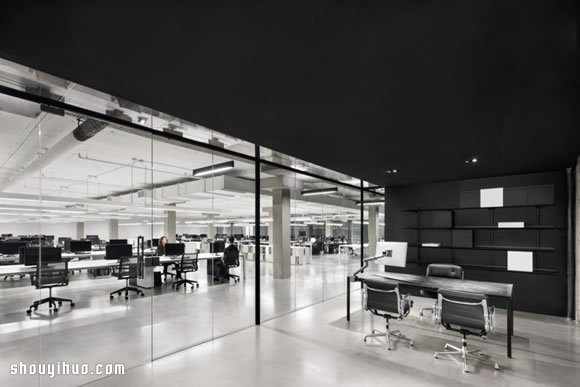 線(xiàn)上零售商 SSENSE 極簡(jiǎn)派辦公室裝修設(shè)計(jì)  -  rpnrmr.com