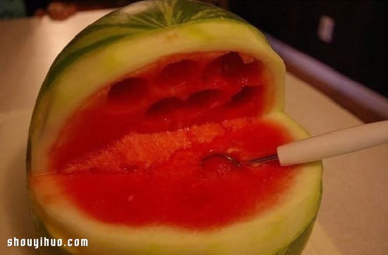 水果雕刻：用西瓜雕出張著血盆大口的鯊魚 -  rpnrmr.com