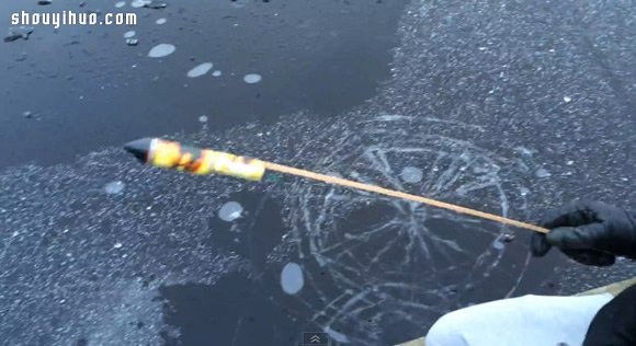 教你鞭炮怎么玩！挖開冰面射進去玩核爆~ -  rpnrmr.com