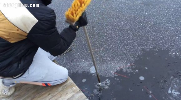 教你鞭炮怎么玩！挖開冰面射進去玩核爆~ -  rpnrmr.com
