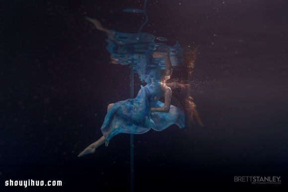 水中大跳鋼管舞 憋氣也能美得冒泡 -  rpnrmr.com