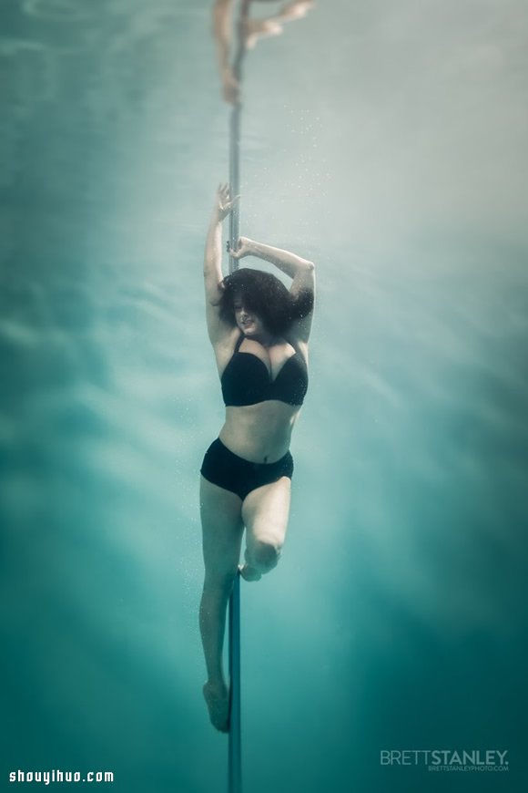水中大跳鋼管舞 憋氣也能美得冒泡 -  rpnrmr.com