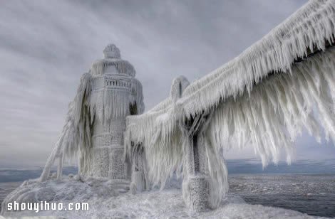 暴風(fēng)雪寒潮下密歇根湖邊上的壯觀燈塔景象 -  rpnrmr.com