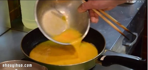 旋轉(zhuǎn)禮服蛋包飯的做法 自制日本特色蛋包飯 -  rpnrmr.com