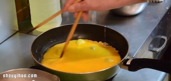 旋轉(zhuǎn)禮服蛋包飯的做法 自制日本特色蛋包飯 -  rpnrmr.com