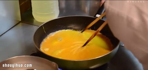 旋轉(zhuǎn)禮服蛋包飯的做法 自制日本特色蛋包飯 -  rpnrmr.com
