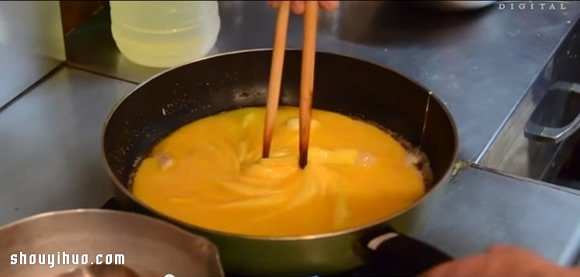 旋轉(zhuǎn)禮服蛋包飯的做法 自制日本特色蛋包飯 -  rpnrmr.com