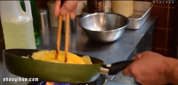 旋轉(zhuǎn)禮服蛋包飯的做法 自制日本特色蛋包飯 -  rpnrmr.com