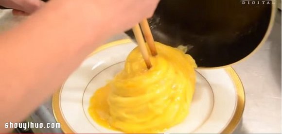 旋轉(zhuǎn)禮服蛋包飯的做法 自制日本特色蛋包飯 -  rpnrmr.com