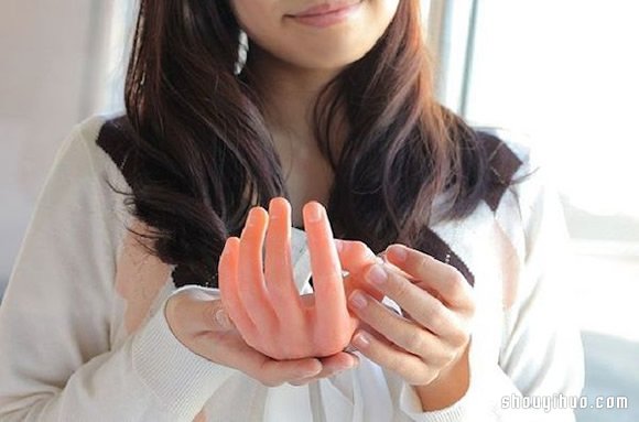 “YUMI的手”雷人手機(jī)座設(shè)計(jì) 真的一樣！ -  rpnrmr.com