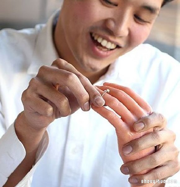“YUMI的手”雷人手機(jī)座設(shè)計(jì) 真的一樣！ -  rpnrmr.com