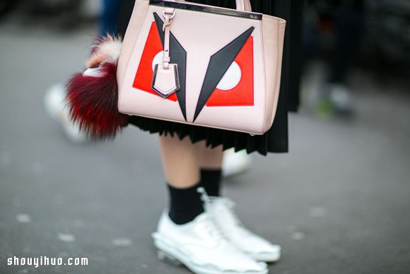 時(shí)尚街拍中出現(xiàn)的女式新奇包款 -  rpnrmr.com
