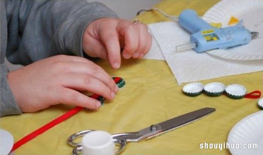 超簡單瓶蓋雪人小掛件手工制作方法圖解教程 -  rpnrmr.com