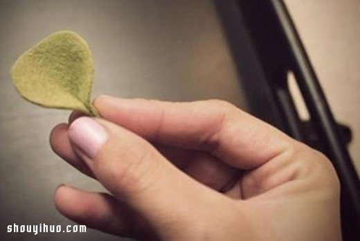 不用針線的復(fù)古風(fēng)毛氈布花手工制作圖解教程 -  rpnrmr.com