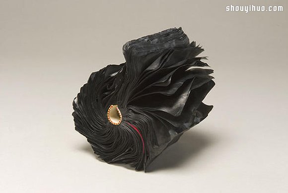 加熱烘烤 柔軟舊書化作賁張紙雕藝術(shù)品 -  rpnrmr.com
