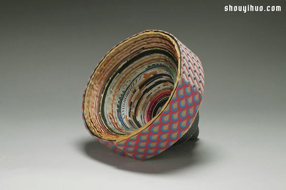 加熱烘烤 柔軟舊書化作賁張紙雕藝術(shù)品 -  rpnrmr.com