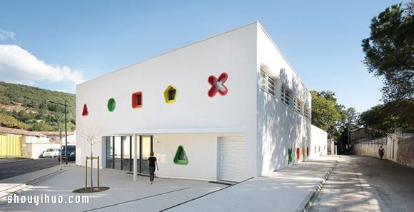 法國(guó) Lodève區(qū) 玩具般的創(chuàng)意幼兒園設(shè)計(jì) -  rpnrmr.com