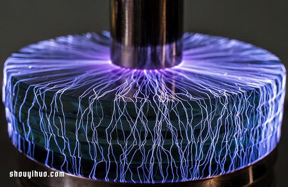特斯拉線圈下的完美風暴 人造雷電攝影作品 -  rpnrmr.com