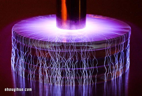 特斯拉線圈下的完美風暴 人造雷電攝影作品 -  rpnrmr.com