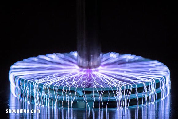 特斯拉線圈下的完美風暴 人造雷電攝影作品 -  rpnrmr.com