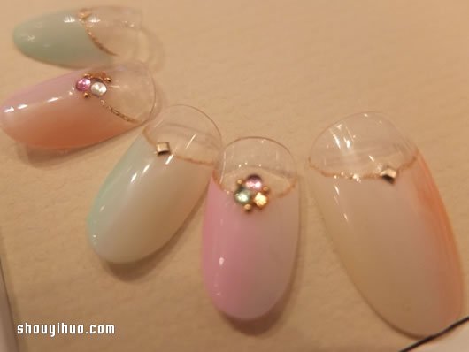 夏天色彩縱向漸層式美甲 展露成熟魅力！ -  rpnrmr.com